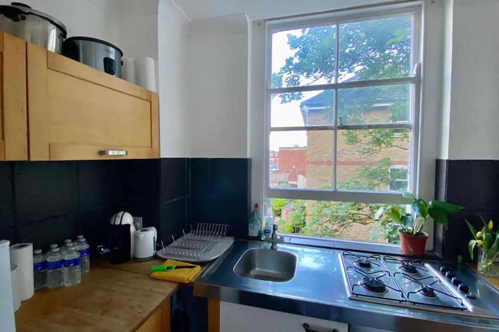2 Bedroom Flat In Camberwell Green - Central Location With Excellent Connections To Tourist Attractions And Main London Airports Exteriér fotografie