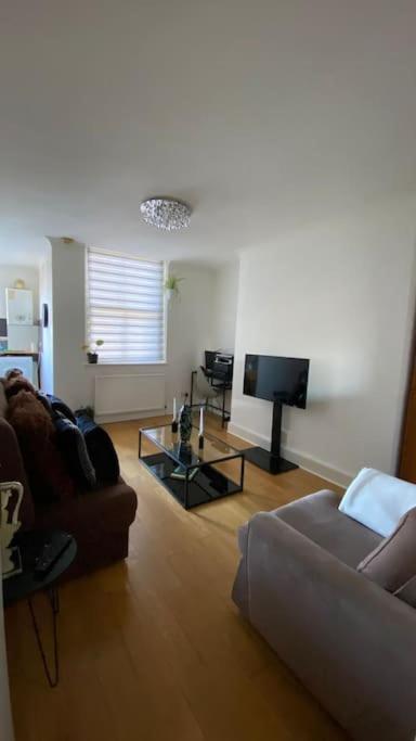 2 Bedroom Flat In Camberwell Green - Central Location With Excellent Connections To Tourist Attractions And Main London Airports Exteriér fotografie